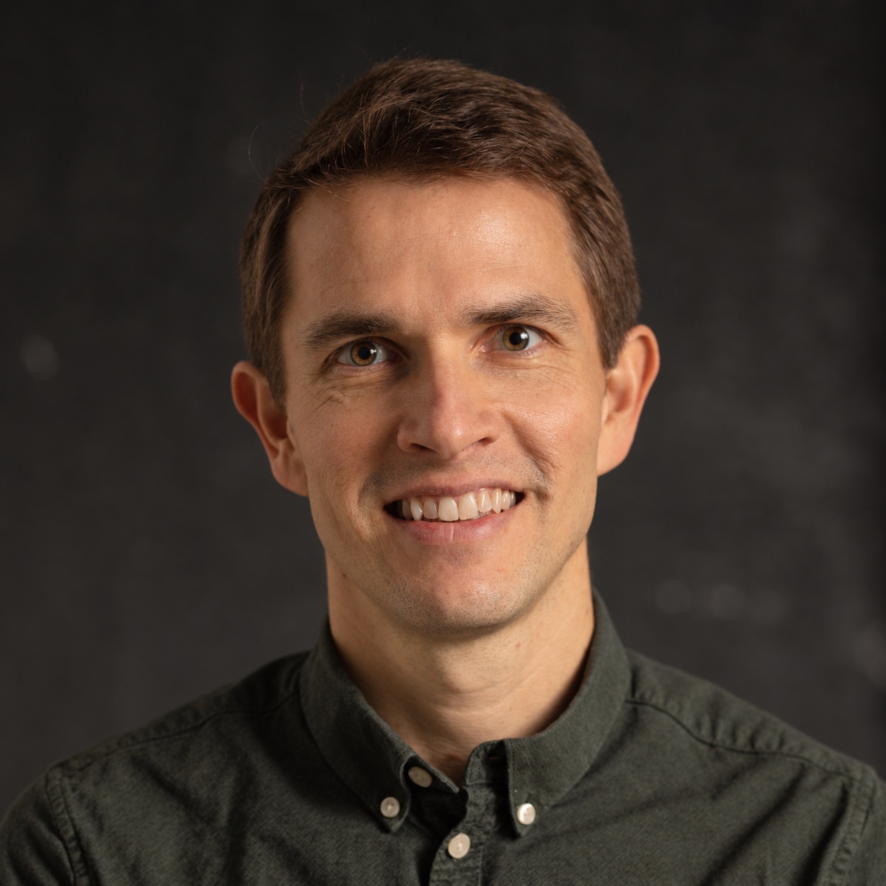 Eric Connelly, portrait souriant